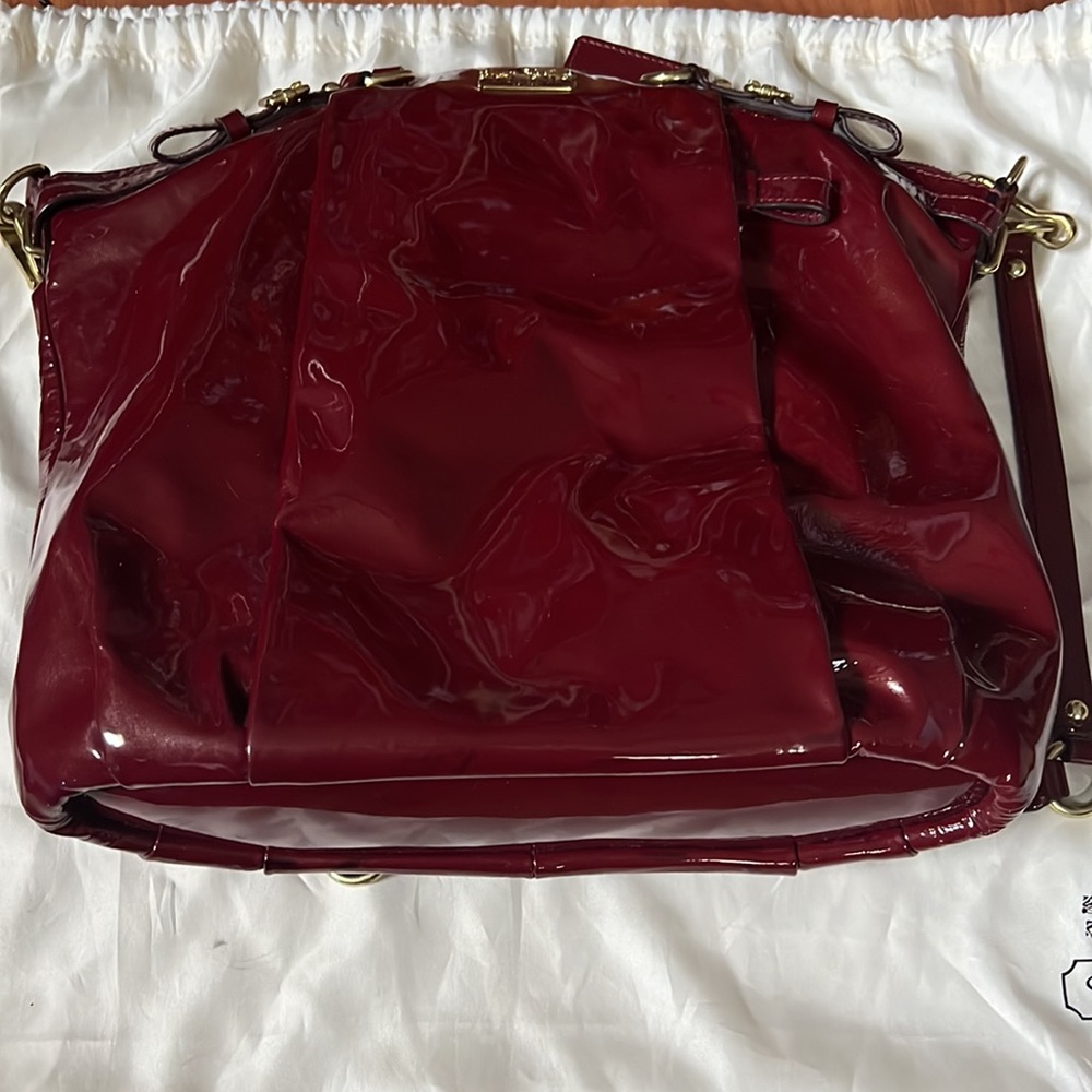 COACH: Large burgundy patent top handle bag with crossbody strap - Picture 6 of 12